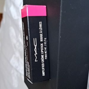 MAC Amplified Crème Lipstick in the Shade: Do Not Disturb